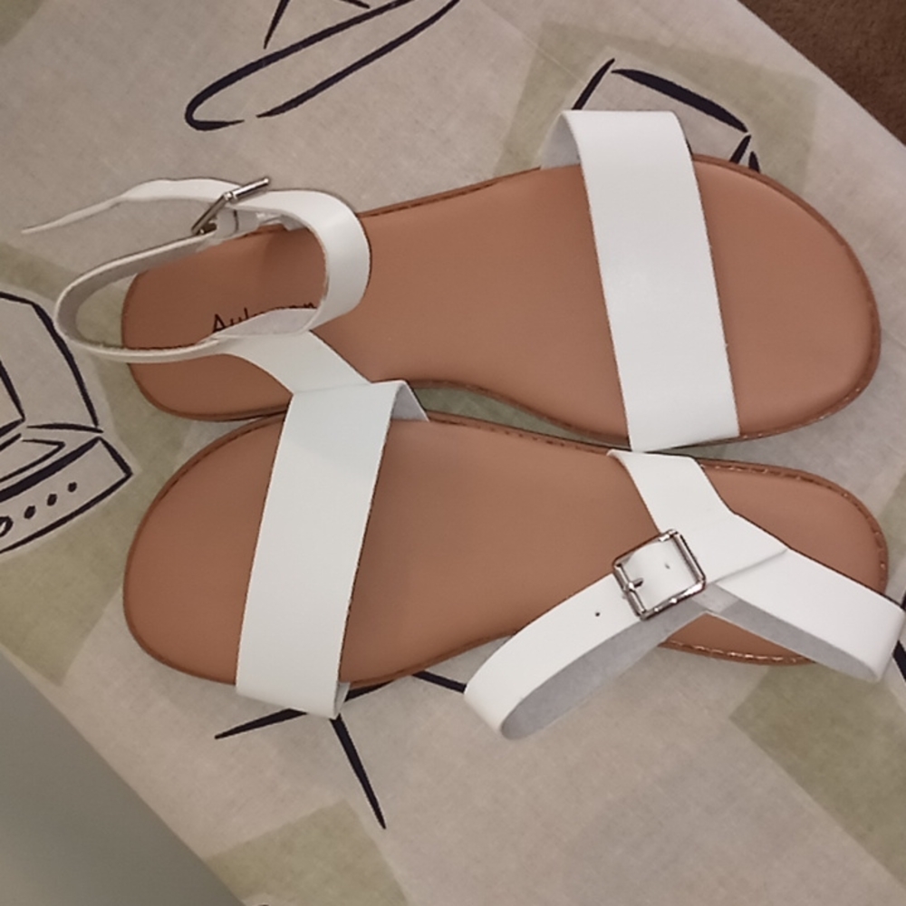Aukusor flat white sandal